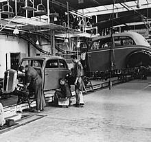 Fertigung der DKW Automobile mit Frontantrieb 1937 (Typ F7). Die DKW Frontwagen wurden im Audiwerk Zwickau gebaut.